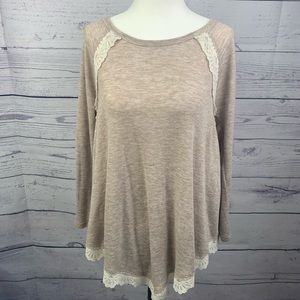 Hollistor V-Shape Hem with Lace Detail